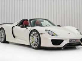 PORSCHE 918 SPYDER WEISSACH PACKAGE 2015 GCC SPECIAL COLOR IMMACULATE CONDITION